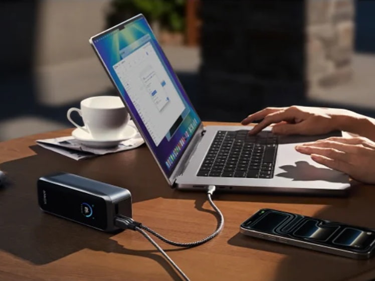 Powerbank ładuje laptopa